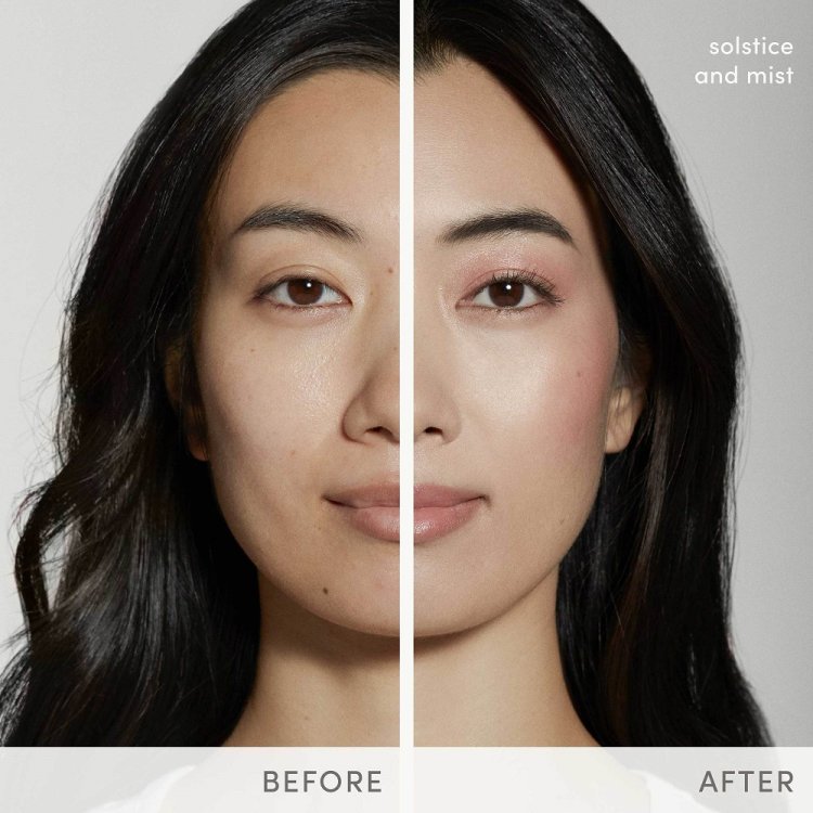 Tvář modelky je rozdělena na dvě poloviny. Na levé straně je bez make-upu, na pravé straně s make-upem a naneseným rozjasňovačem Solstice.
