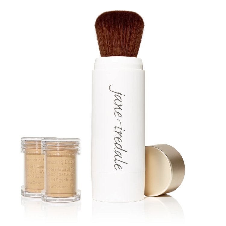 Na fotografii je štětec integrovaný s sypkým pudrem značky Jane Iredale Amazing Base. Produkt se skládá z elegantního bílého pouzdra s měkkým zaobleným štětcem a dvou průhledných náplní s ochranným pudrem.