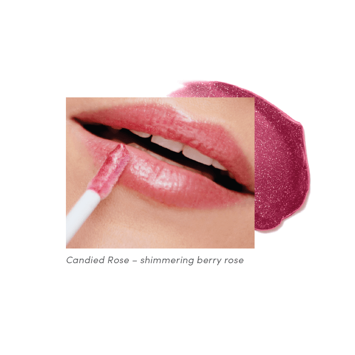 Na obrázku jsou rty modelky nalíčené odstínem Candied Rose z řady HydroPure Hyaluronic Lip Gloss značky Jane Iredale. Je to šťavnatá, chladná růžová s výraznou malinovou notou a lesklým, jiskřivým finišem s jemnými třpytivými částicemi.