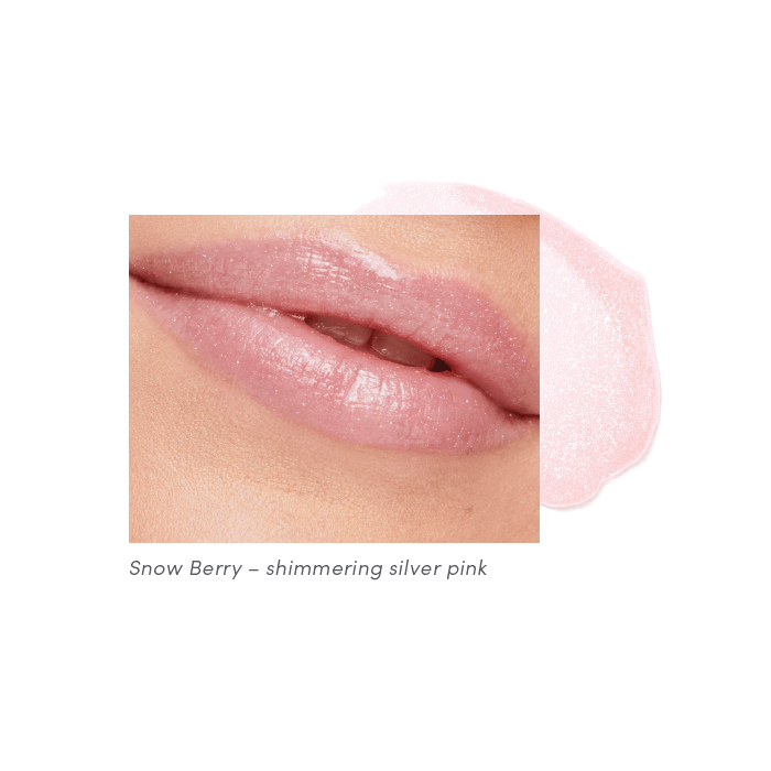 Na obrázku jsou rty modelky nalíčené odstínem Snow Berry. Jde o lesklý, chladný růžový odstín s perleťovým finišem. Je velmi jemný, subtilní a rozjasňující – ideální pro přirozený efekt s nádechem lesku.
