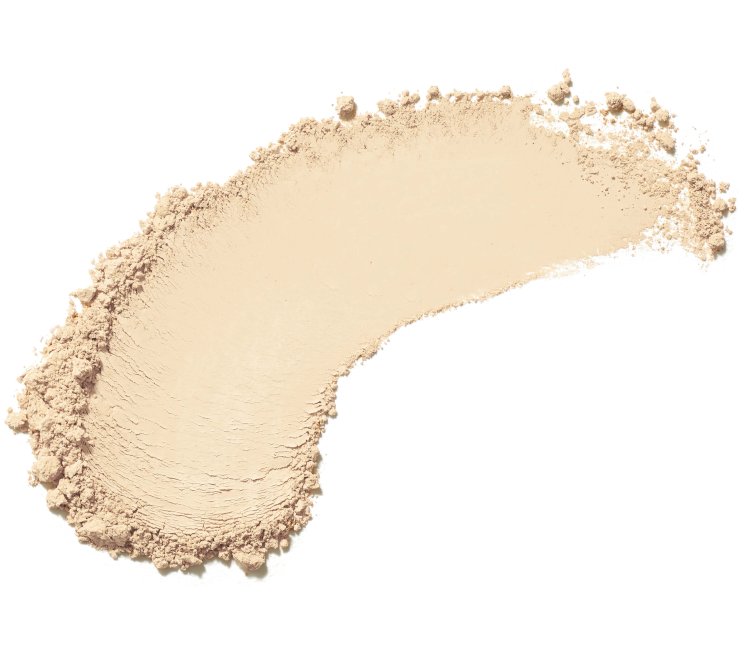 Viditelný je vzorek odstínu pudru Amazing Base Jane Iredale v odstínu Bisque: světlá béžová s neutrálním podtónem.