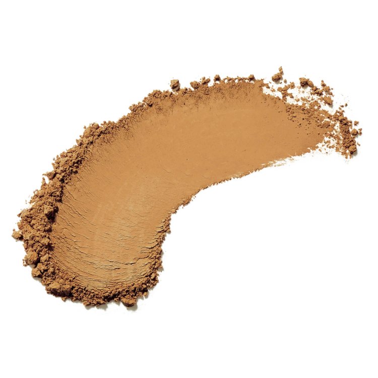 Viditelný je vzorek odstínu pudru Amazing Base Jane Iredale v odstínu Latte: tmavá béžová s teplým kávovým podtónem.