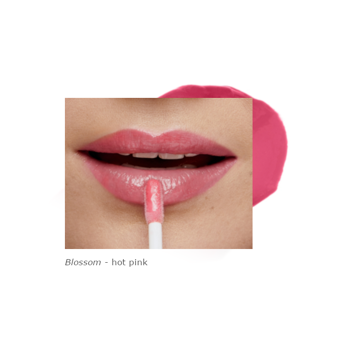 Na obrázku jsou rty modelky nalíčené odstínem Blossom. Produkt má intenzivní, šťavnatou růžovou barvu s krémovým finišem a vysokým leskem. Dodává rtům svěží a výrazný vzhled.
