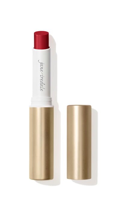 Na obrázku je rtěnka Jane Iredale v odstínu Candy Apple. Jde o klasickou, hlubokou červenou s chladným, lehce třešňovým tónem. Šťavnatá barva slupky červeného jablka.