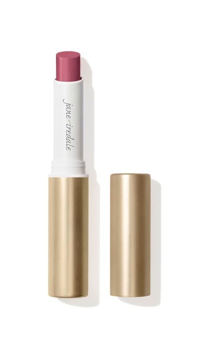 Na obrázku je rtěnka Jane Iredale v odstínu Mulberry. Jde o chladný, intenzivní fialovo-švestkový růžový odstín. Barva připomínající zralou moruši.