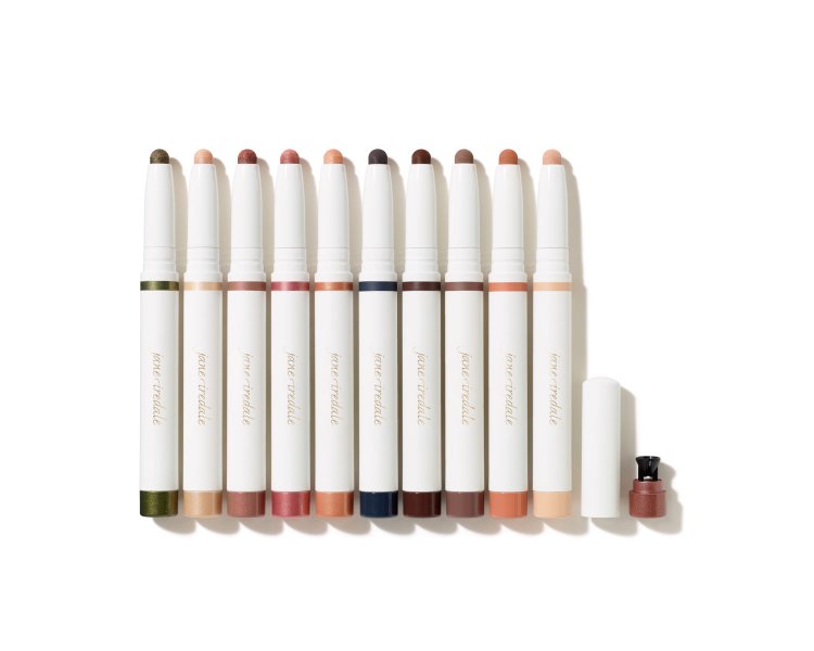 Na fotografii je sada tyčinkových tužek Jane Iredale určených pro líčení očí – jedná se o oční stíny Eyeshadow Stick. Všechny produkty mají jednotné bílé balení se zlatým nápisem.