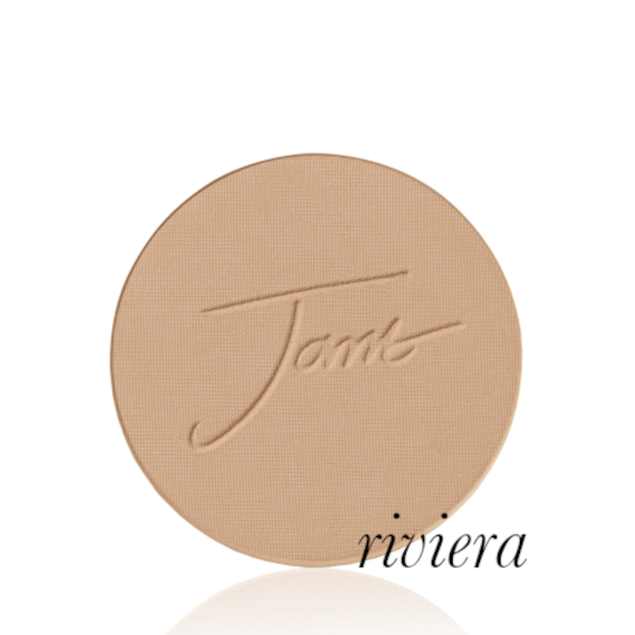 Kulatý lisovaný pudr na obličej značky Jane Iredale v odstínu Riviera: teplý zlatavě broskvový odstín s vyraženým logem Jane Iredale.