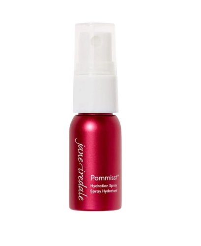 Na fotografii je elegantní červená lahvička s bílým rozprašovačem MINI vody Jane Iredale Pommist Hydration Spray o obsahu 12 ml. Produkt má označení ECOCERT, které potvrzuje organický a přírodní původ jeho složek.