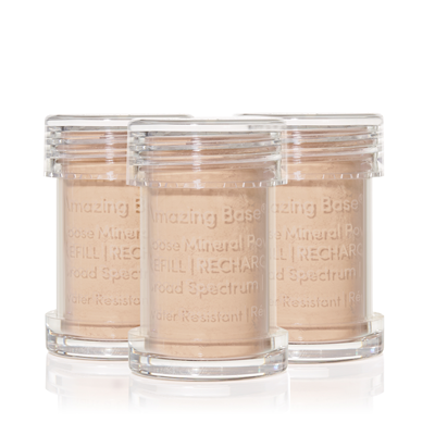 Na fotografii je vidět sada 3 doplňkových náplní  jane iredale amazing base REFILL. Tři náplně s ochranným pudrem SPF 20 (chránící před UVA/UVB zářením PA+++),  hromadné balení v minimalistickém stylu.