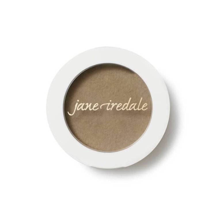 Okrągłe opakowanie pudru do brwi jane iredale PureBrow Brow Powder. Produkt znajduje się w  minimalistycznym pojemniku z białą ramką i przezroczystym wieczkiem przez które widoczny jest odcień pudru. Na wieczku znajduje się logo jane iredale.