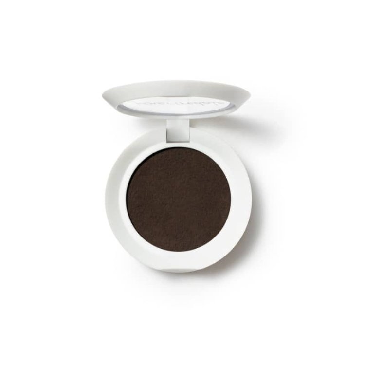 Na zdjęciu widzimy otwarte opakowanie jane iredale PureBrow™ Brow Powder w odcieniu Dark Brown. To głęboki, intensywny kolor bez wyraźnych ciepłych ani chłodnych nut. Idealny do podkreślania brwi u osób o ciemnych włosach i mocniejszej oprawie oczu.