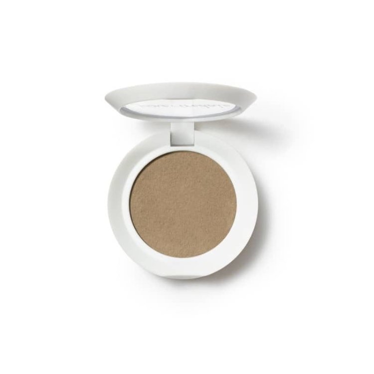 Na zdjęciu widzimy otwarte opakowanie jane iredale PureBrow™ Brow Powder w odcieniu Neutral Blonde. Puder jest mniej popielaty niż Ash Blonde, subtelnie bardziej beżowy lub piaskowy.