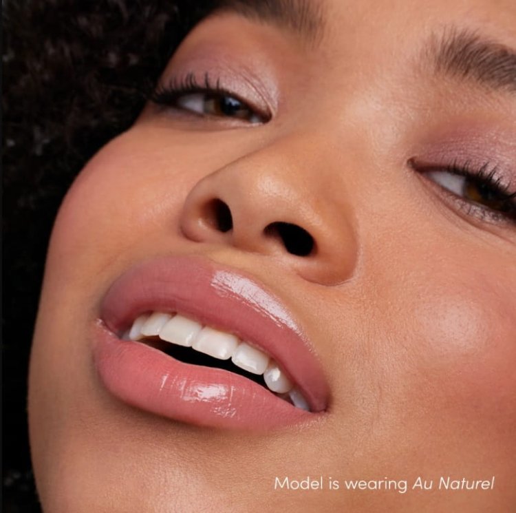 Na obrázku je modelka s rty nalíčenými leskem na rty Jane Iredale v odstínu Au Naturel. Au Naturel je jemný, teplý nude odstín s nádechem růžové, který dodává přirozený a jemně lesklý efekt – ideální na každý den.
