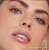 Na obrázku je modelka s rty nalíčenými leskem Jane Iredale v odstínu Crystal. Crystal je transparentní, bezbarvý lesk, který se hodí ke každému líčení i přirozené barvě rtů.