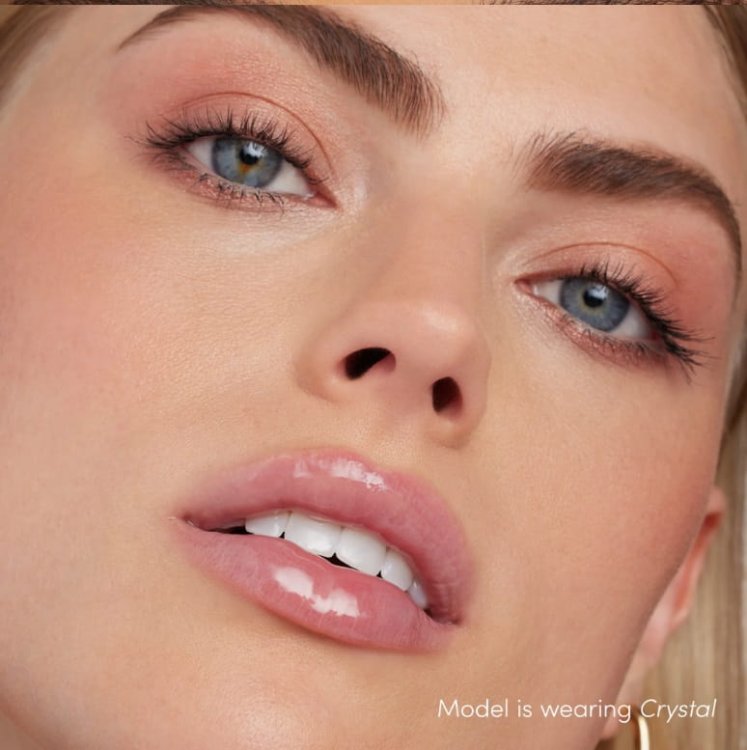 Na obrázku je modelka s rty nalíčenými leskem Jane Iredale v odstínu Crystal. Crystal je transparentní, bezbarvý lesk, který se hodí ke každému líčení i přirozené barvě rtů.