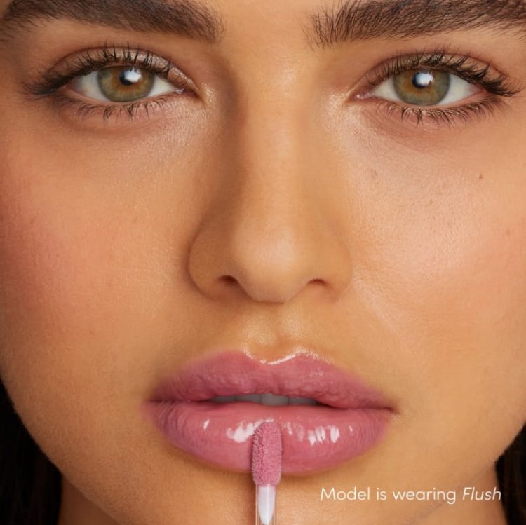 Na obrázku je modelka s rty nalíčenými leskem Jane Iredale v odstínu Flush. Flush je chladný růžový odstín s jemným leskem, ideální pro make-up v chladných tónech.