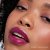 Na obrázku je modelka s rty nalíčenými leskem Jane Iredale v odstínu Juicy. Juicy je intenzivní chladný fialovo-růžový odstín, který dodává make-upu svěží a trendy vzhled.