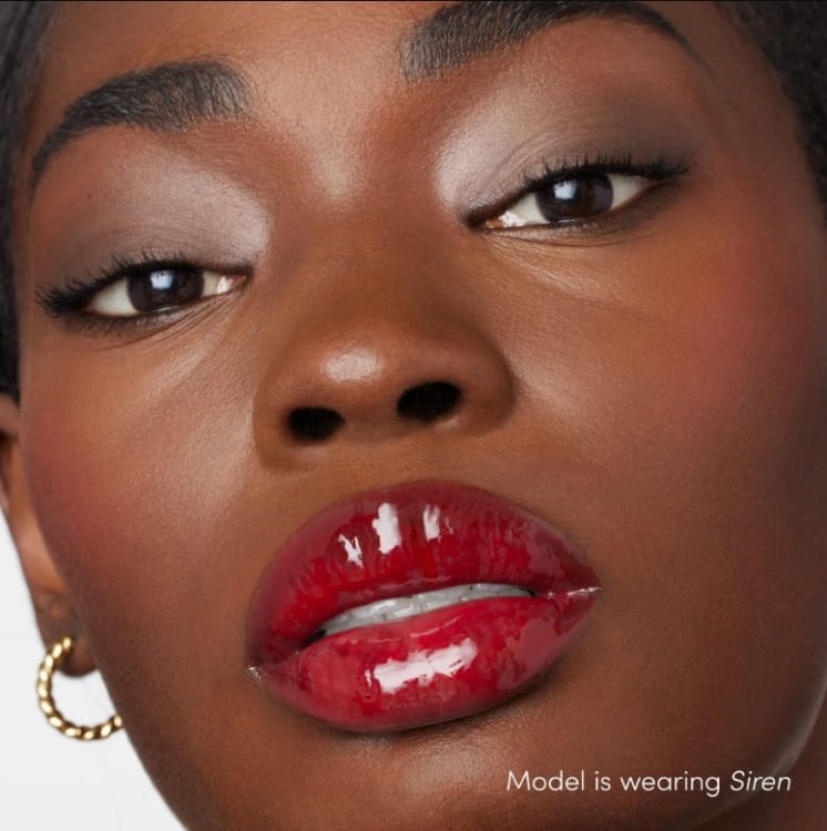 Na obrázku je modelka s rty nalíčenými leskem Jane Iredale v odstínu Siren. Siren je klasická, intenzivní červená s teplým tónem.