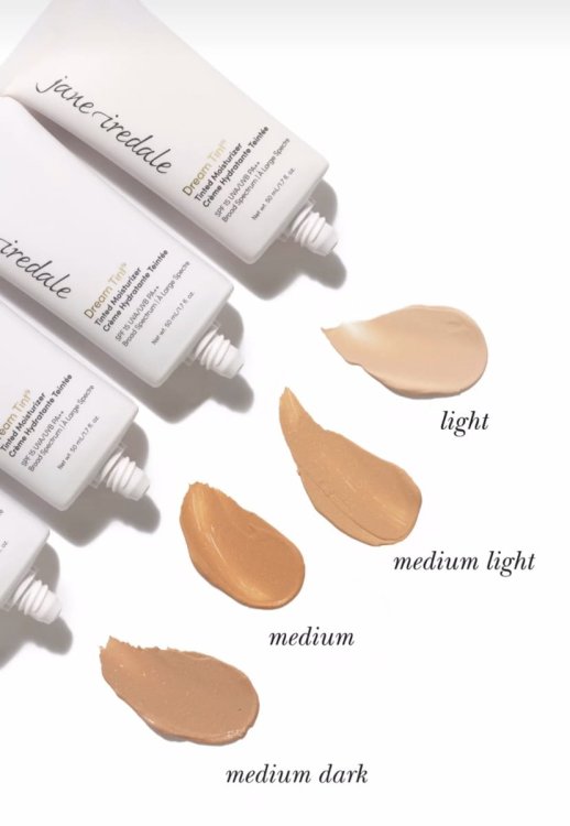 4 tubky podkladu Dream Tint Tinted Moisturizer – položené na bok, z každé tubky vytéká vzorek podkladu v daném odstínu.