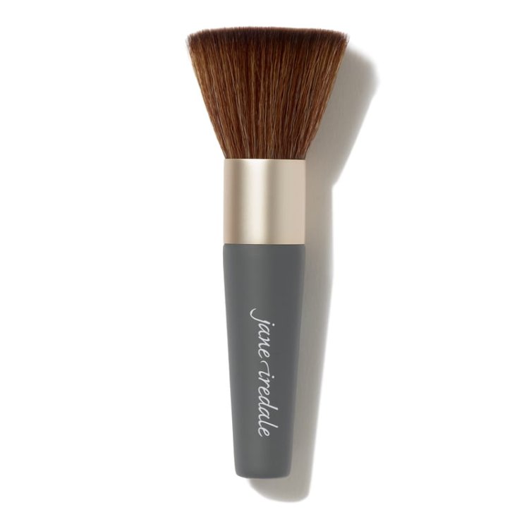 Na obrázku je štětec na make-up značky Jane Iredale. Tvar hlavice: plochá, široká a hustě osazená. Štětiny: syntetické, měkké, hnědé barvy. Rukojeť: krátká, v šedo-grafitové barvě s logem „jane iredale“.