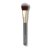 Na obrázku je vidět štětec na make-up se zaoblenou, nadýchanou hlavicí. Štětiny mají jemný gradient – od světlých, téměř bílých konečků po teplou kaštanově hnědou u kořínků.