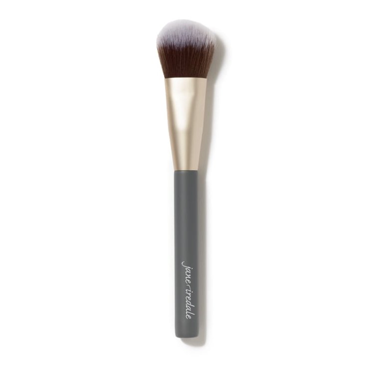 Na obrázku je vidět štětec na make-up se zaoblenou, nadýchanou hlavicí. Štětiny mají jemný gradient – od světlých, téměř bílých konečků po teplou kaštanově hnědou u kořínků.
