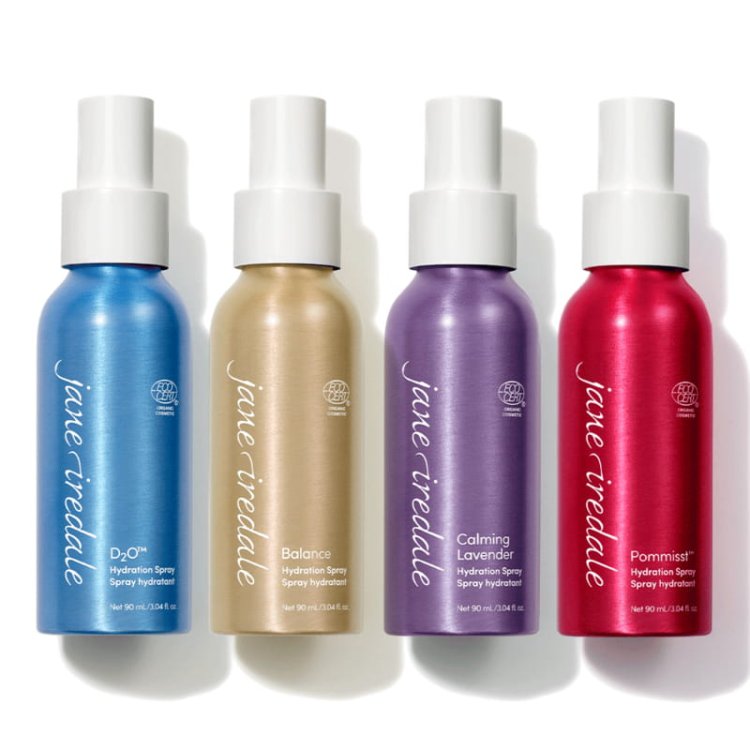 Na fotografii jsou vidět 4 zvlhčující vody pro fixaci make-upu Jane Iredale: POMMISST, BALANCE, D2 a Lavender. Lahvičky jsou seřazeny vedle sebe.