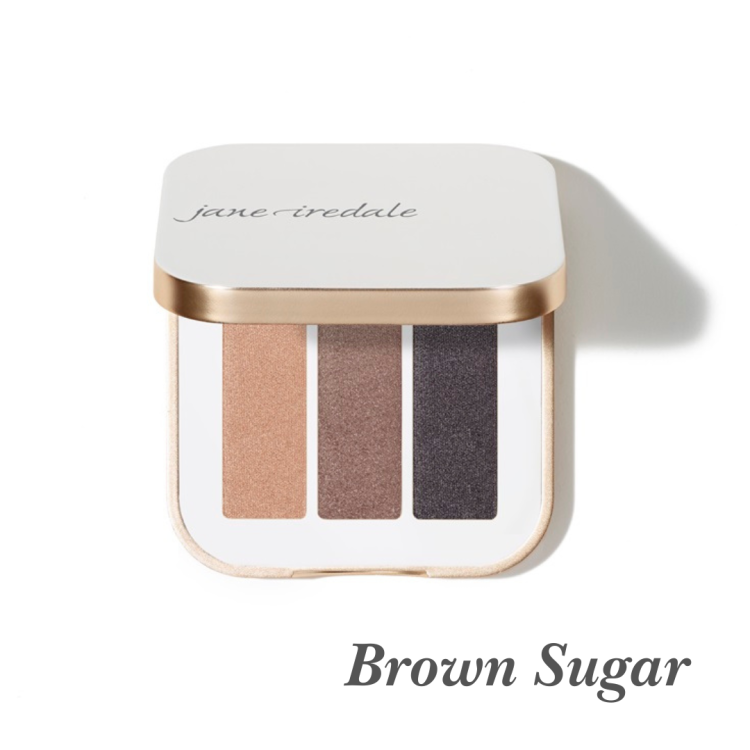 Paletka Jane Iredale v odstínu Brown Sugar je elegantní kombinací hnědých tónů s jemným leskem: třpytivá zlatavá hnědá, lesklá neutrální hnědá s nádechem chladné béžové, tmavá hnědá s grafitovým leskem.