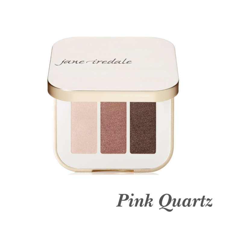 Trojitý oční stín v odstínu Pink Quartz. Paletka obsahuje tři harmonicky sladěné barvy: světle růžovo-béžovou, růžovo-měděný lesk a hlubokou hnědou s růžovým nádechem.