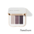 Na fotografii je trojitá paletka očních stínů Jane Iredale v odstínu Sundown. Obsahuje tři odstíny s chladnou večerní tóninou: třpytivá taupe (šedohnědá), chladná švestková s leskem, intenzivní grafitový stín s třpytem.