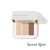 Na fotografii je trojitá paletka očních stínů Jane Iredale v odstínu Sweet Spot. Obsahuje tři stíny v teplých, neutrálních odstínech, ideálních pro každodenní líčení: matný krémový, matný broskvově nude a matný teplý hnědý.