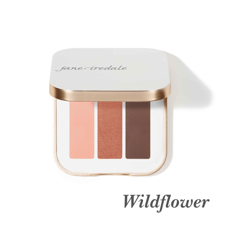 Paletka Jane Iredale v odstínu Wildflower obsahuje tři oční stíny v teplé, přírodní barevné škále: matný broskvový odstín, třpytivý měděno-růžový stín a matnou hlubokou hnědou pro konturování oka nebo zvýraznění linie řas.