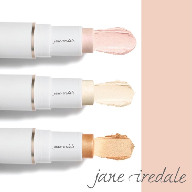 Na obrázku vidíme minerální rozjasňovače ve sticku značky Jane Iredale ve třech odstínech: Solstice, Cosmos a Ethereal.