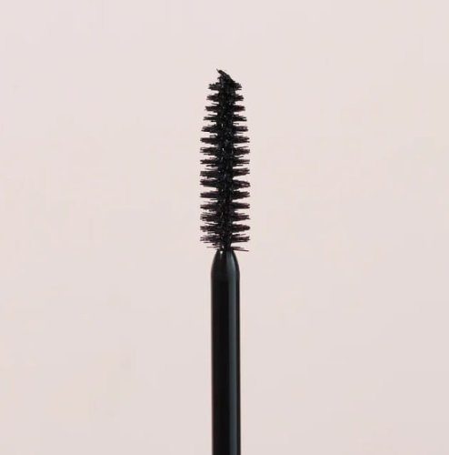 Szczoteczka tuszu Longest Lash Mascara Jane Iredale. Tradycyjna spiralka z włosiem o równomiernym rozłożeniu.  Zwężający się ku końcowi kształt ułatwia precyzyjną aplikację, zwłaszcza w kącikach oka.