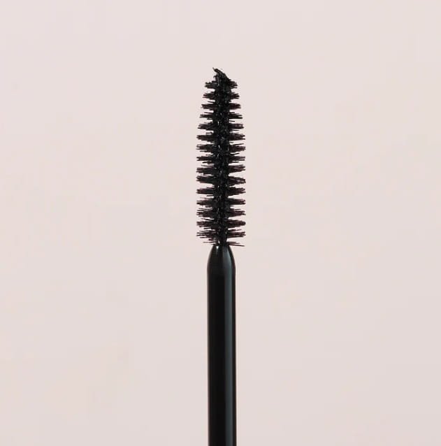Szczoteczka tuszu Longest Lash Mascara Jane Iredale. Tradycyjna spiralka z włosiem o równomiernym rozłożeniu.  Zwężający się ku końcowi kształt ułatwia precyzyjną aplikację, zwłaszcza w kącikach oka.