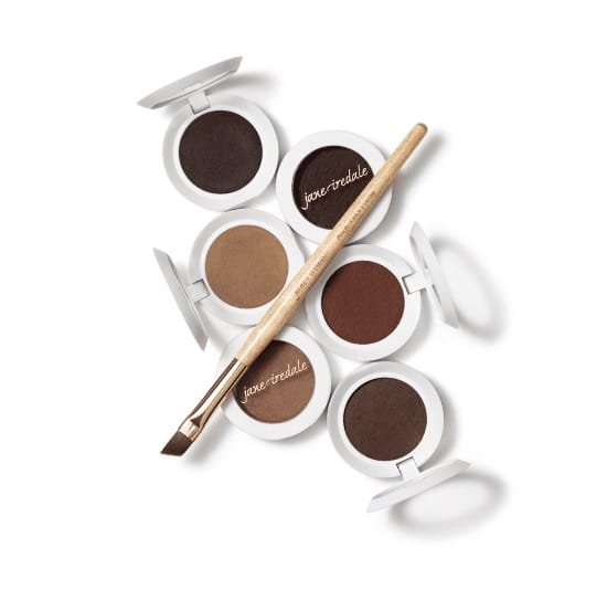 Pudry do stylizacji brwi marki jane iredale: Pięć okrągłych pudełeczek z białymi wieczkami, które są otwarte i ukazują różne odcienie pudrowych produktów do brwi — od jasnego beżu, przez ciepły brąz, aż po głęboki, ciemny brąz.