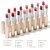 Tento obrázek představuje kolekci rtěnek Jane Iredale rozdělenou do čtyř barevných kategorií: BOLD BERRIES hluboké bobulové odstíny. NEARLY NUDES jemné, přirozené barvy. RICH REDS výrazné červené odstíny. PERFECT PINKS univerzální odstíny růžové.