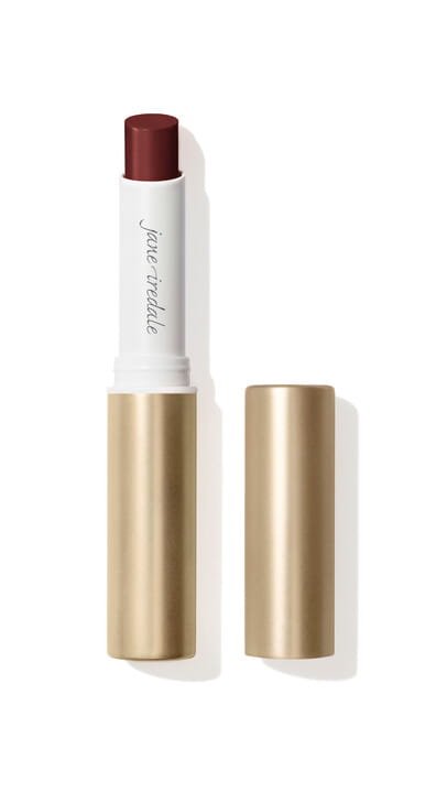 Na obrázku vidíme rtěnku Jane Iredale v odstínu Bordeaux. Bordeaux je hluboký, intenzivní odstín červeného vína. Hodí se pro různé tóny pleti, zejména střední a tmavší.