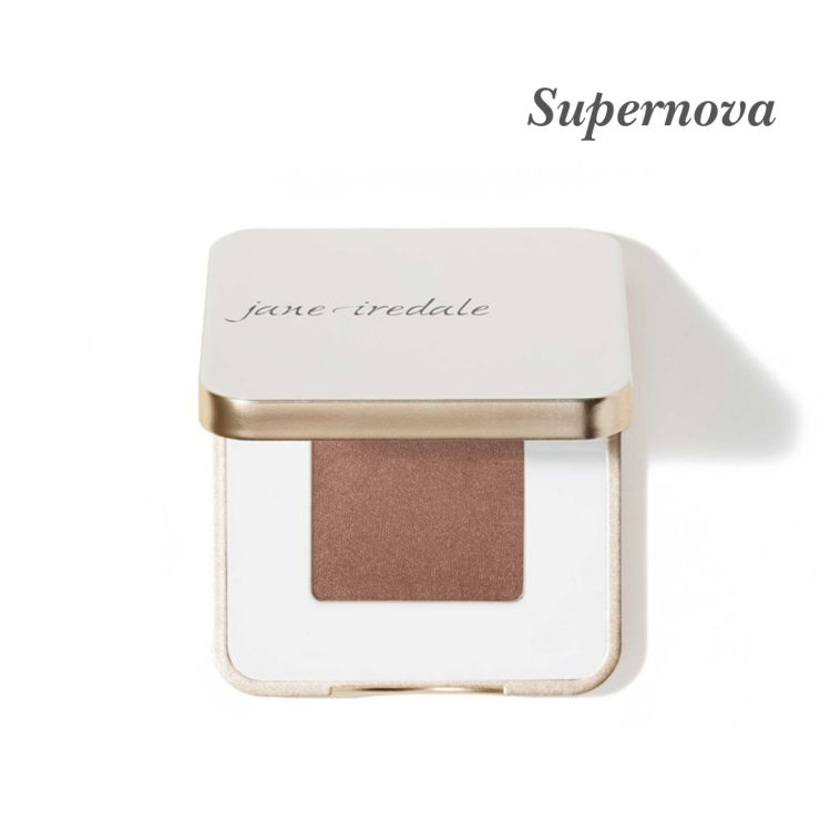 Oční stín Jane Iredale PurePressed Eye Shadow Single v odstínu Supernova. Hluboká, chladná hnědá s nádechem švestky, jemně saténová. Ideální pro stmívání vnějšího koutku oka nebo jako základní barva pro smokey eye.