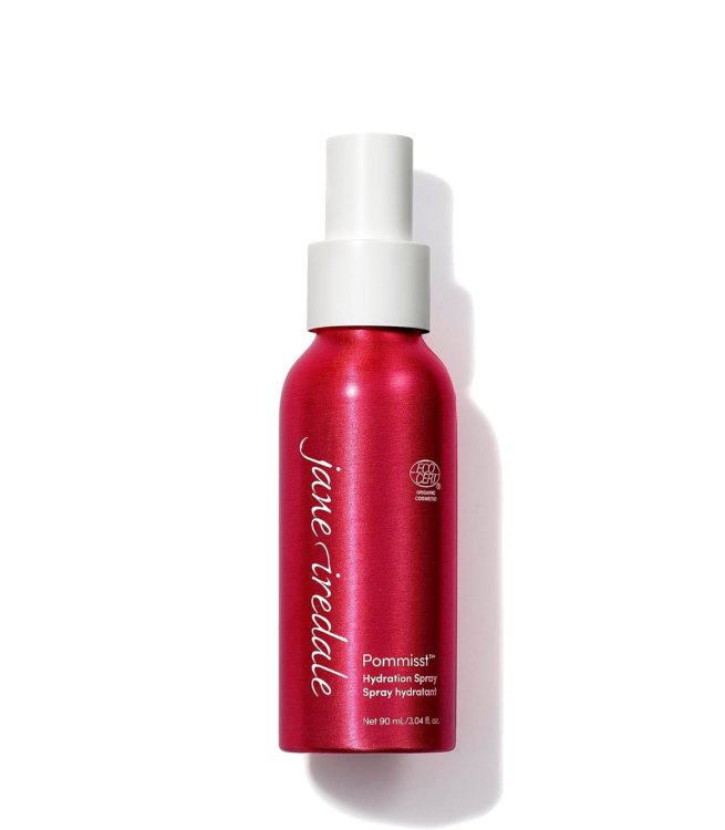 Na fotografii je elegantní červená lahvička s bílým rozprašovačem vody Jane Iredale Pommist Hydration Spray o obsahu 90 ml. Produkt má označení ECOCERT, které potvrzuje organický a přírodní původ jeho složek.