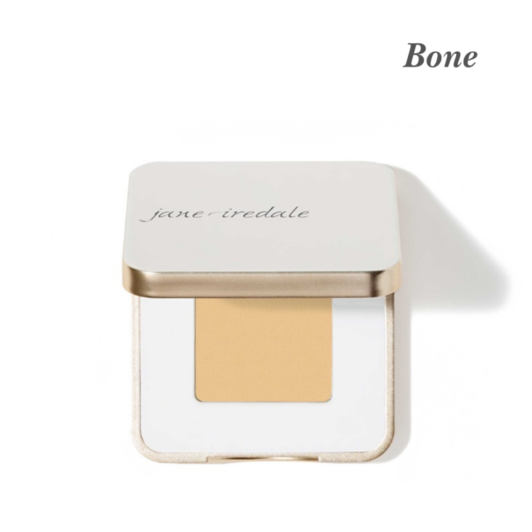 Oční stín Jane Iredale v odstínu Bone. Produkt je v elegantním bílém pouzdře se zlatým detailem. Odstín Bone je o něco teplejší a více žlutavý než French Vanilla, ideální pro pleť světlé barvy s teplými podtóny.