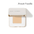 Oční stín Jane Iredale v odstínu French Vanilla. Produkt je v elegantním bílém pouzdře s jemným zlatým detailem. Barva je světlý, teplý béžový odstín – ideální pro osoby se světlou pletí.