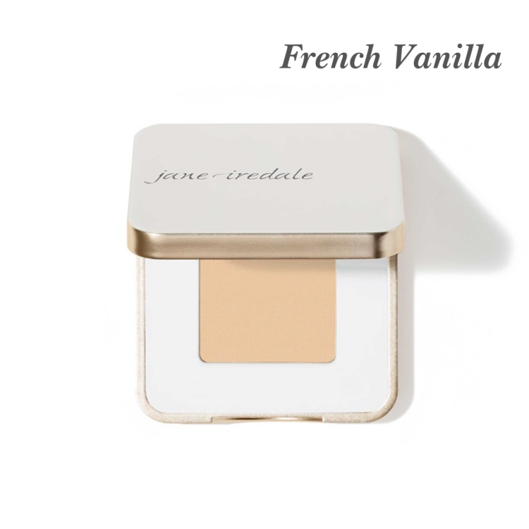 Oční stín Jane Iredale v odstínu French Vanilla. Produkt je v elegantním bílém pouzdře s jemným zlatým detailem. Barva je světlý, teplý béžový odstín – ideální pro osoby se světlou pletí.