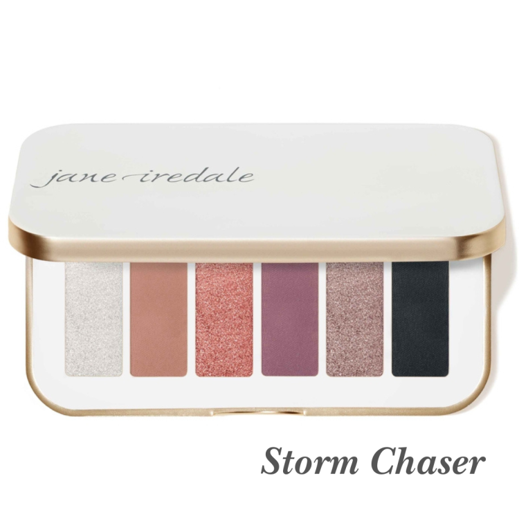 Paletka šesti očních stínů Storm Chaser od Jane Iredale je harmonickou kombinací chladných i teplých tónů, ideální pro vytváření jak jemného, tak dramatického líčení, v bílo-zlatém kompaktním balení.