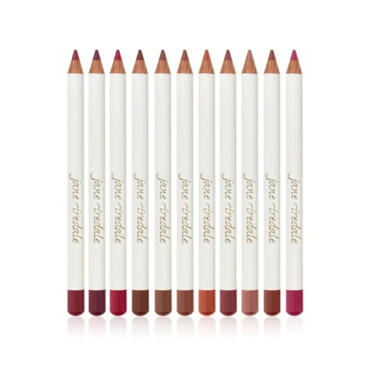 Na obrázku jsou viditelné tužky na oči značky jane iredale – klasické, ořezávací, v elegantním bílém obalu s logem značky. Jsou to měkké tužky, které lze použít jak podél linie řas, tak i na vnitřní vodní linii oka.