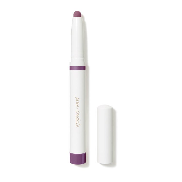 Na zdjęciu widoczna jest biała kredka eye shadow stick  automatyczne cienie do powiek w sztyfcie marki Jane Iredale, z fioletowo metalicznym odcieniem fioletu.