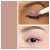 Na grafice przedstawiono dwa przykłady użycia kremowej kredki do oczu Jane Iredale wraz z ilustracjami efektu u dwóch kobiet  o jasnym i ciemnym kolorze skóry.
