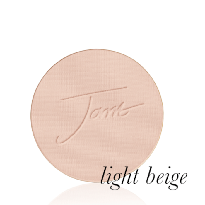 Kulatý lisovaný pudr na obličej značky Jane Iredale v odstínu Light Beige: Světle béžový s teplým broskvovým podtónem s vyraženým logem Jane Iredale.