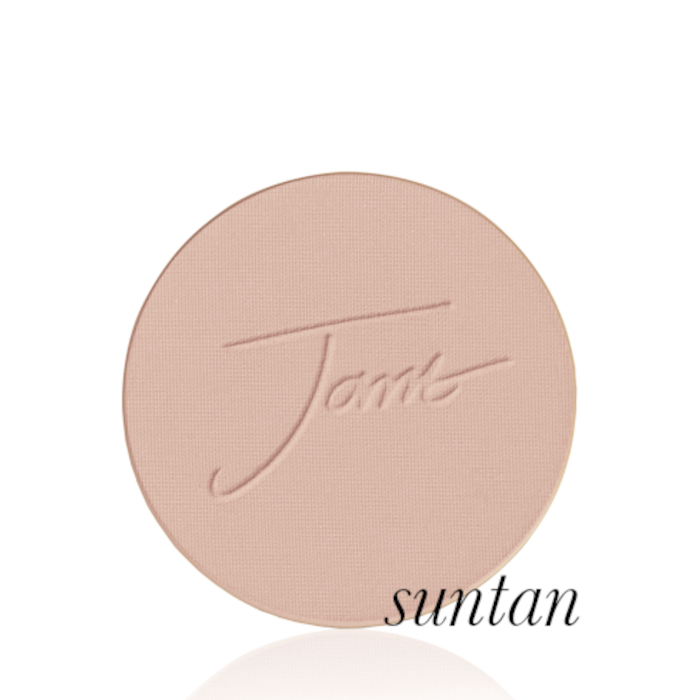 Kulatý lisovaný pudr na obličej značky Jane Iredale v odstínu Suntan: Střední odstín s neutrálním podtónem s vyraženým logem Jane Iredale.
