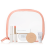 Na fotografii je sada Jane Iredale Forever You, která obsahuje: pudr v vybrané barvě a bílou pudřenku, rtěnku Firever You, mini podkladovou bázi Smooth a růžovou kosmetickou taštičku.